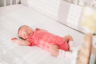 7 oznak, że dziecku jest za ciepło podczas snu. Ważne szczególnie w upały!