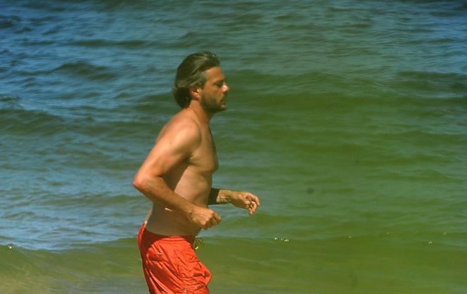 Olivier Janiak jak David Hasselhoff na plaży nad Bałtykiem