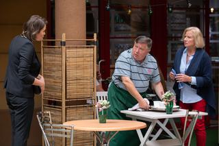 Na Wspólnej, odcinek 2782. Maria (Bożena Dykiel), Włodek (Mieczysław Hryniewicz)