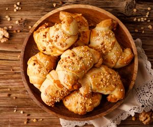 Rogaliki z dżemem bez wyrastania. Ekspresowy przepis na kruche rogale z nadzieniem