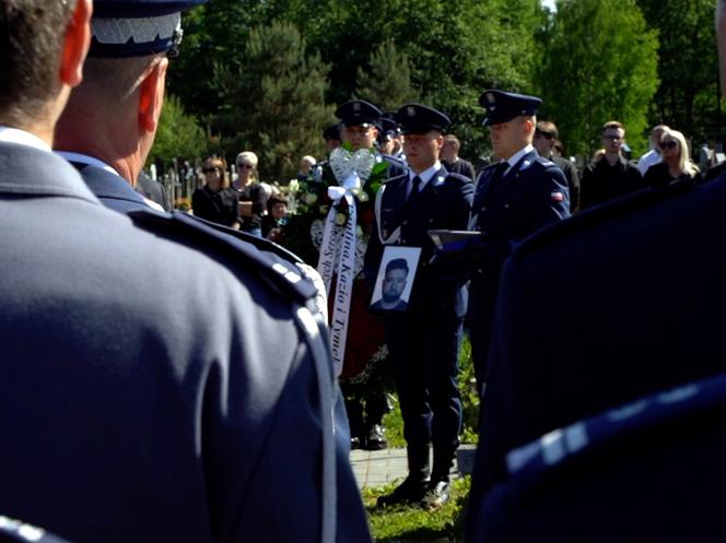 Srebrny orzeł prowadził Arka w ostatniej drodze. Poruszający gest policjantów i strażaków