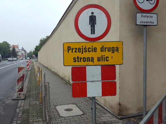 Zamontują błotochrony przy murze lapidarium w Lesznie