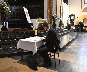 Warszawa żegna papieża Franciszka. Poruszające wpisy w Archikatedrze 