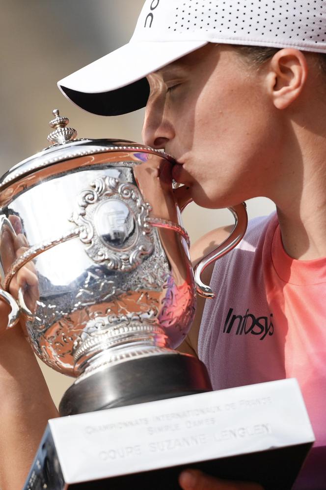 Zjawiskowa Iga Świątek świętuje zwycięstwo w Roland Garros