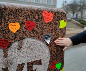 Walentynkowa rzeźba na Placu Artystów w Kielcach