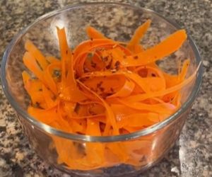 Prosta sałatka z marchewki podbija TikToka. Ekspertka hamuje jednak entuzjazm 