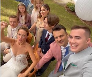 Barwy szczęścia. Asia (Anna Gzyra-Augustynowicz), Hubert (Marek Molak), Marysia (Nina Szumowska), Agata (Natalia Zambrzycka), Ignacy (Olaf Staszkiewicz), Tolek (Marek Siudym), Staś (Olaf Kasprzyk), Emilka (Jessica Frankiewicz)