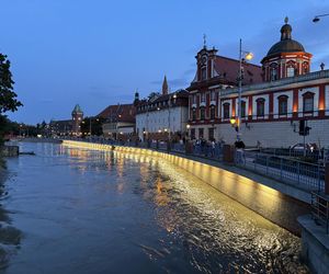 Wrocław szykuje się na powódź. W centrum wszędzie leżą worki z piaskiem