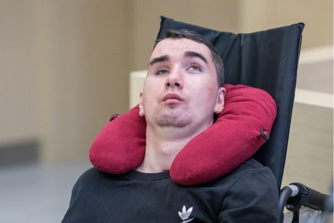 Pobił Alberta i rzucił pod auto?