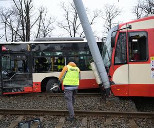 Poważny wypadek w Gdańsku. Zderzenie autobusu z tramwajem. Kilkunastu poszkodowanych