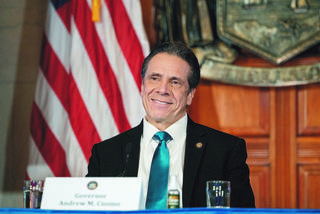 Włożył jej ręke pod bluzkę