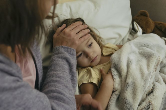 Pierwsze objawy mogą przypominać grypę. 6 rzeczy, które należy wiedzieć o zakażeniu meningokokami