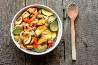 Warzywa z sosem pieprzowym: przepis na smaczne wegetariańskie danie