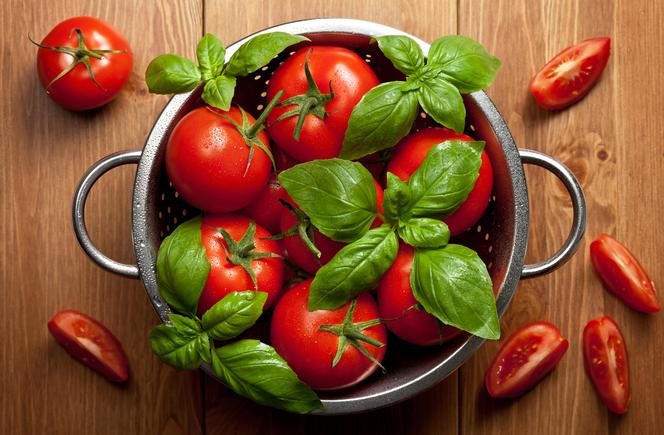 Najlepsza sałatka z pomidorów z bazylią (tylko 5 składników!)