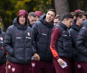 Reprezentacja zmokła na spacerze. Lewandowski się krył przed deszczem