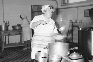 QUIZ PRL. Menu z barów mlecznych. Jakie przysmaki można było kupić za grosze?