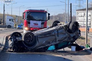 Dachowanie samochodu w powiecie raciborskim. Kierowca trafił do szpitala