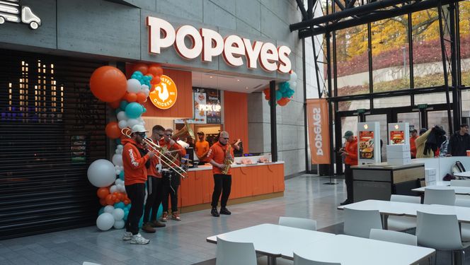 Tłumy na otwarciu Popeyes w Olsztynie. Rekordzista czekał w kolejce ponad 20 godzin