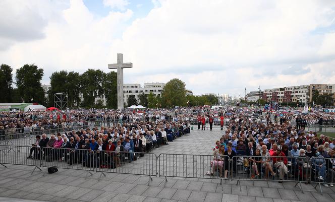 Tłum wiernych pod świątynią