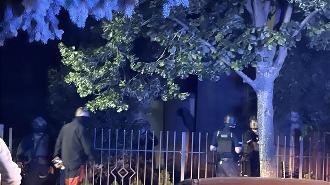 Antyterroryści zatrzymali mężczyznę w Ząbkach. Zabarykadował się w domu