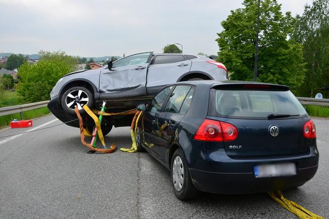 Zderzenie dwóch aut w Rymanowie. 72-letnia pasażerka trafiła do szpitala