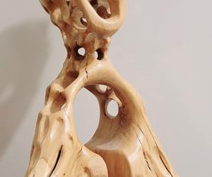 Podlaski rzeźbiarz tworzy prace z drewna