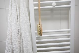 Wsyp i powieś na ciepłym kaloryferze w łazience wieczorem. Po chwili przepiękny zapach wypełni każdy kąt pomieszczenia. Domowy zapach do łazienki