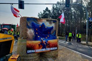 Totalna blokada DK 80 pod Bydgoszczą. Duże utrudnienia dla kierowców. Rolnicy ustawili barykadę, palą drewno, organizują pogrzeb [ZDJĘCIA]