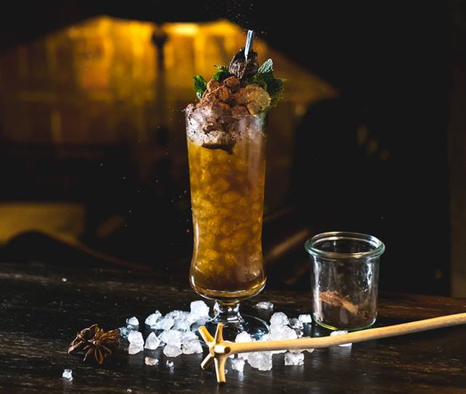 Te miejsca mają swój klimat! Oto TOP 10 najbardziej niezwykłych barów w Warszawie [GALERIA]