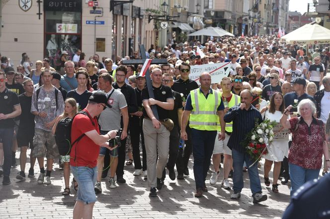 Marsz Milczenia dla Klaudii w Toruniu. „Niech nasza cisza przemówi głośniej niż słowa” [GALERIA]