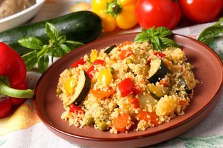 Kuskus, pieczone warzywa i pikantne pesto. To przepis na idealny lunch do pracy