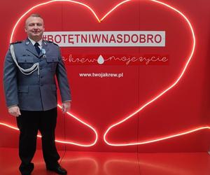 Oddał już ponad 26 litrów krwi! Wyjątkowe odznaczenie dla bydgoskiego policjanta 