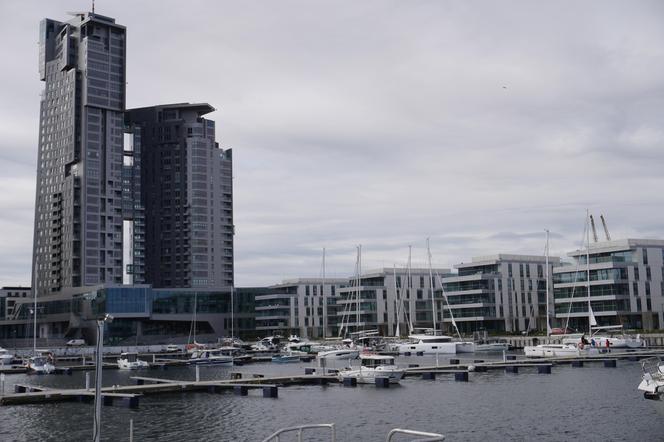 Sea Towers dominuje nad miastem, ale dopływając do Gdyni najpierw uwagę zwrócą budynki osiedla apartamentowców