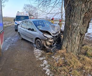 Tragiczny finał wypadku w powiecie rawickim. Nie żyje 39-latek, który uderzył samochodem w drzewo