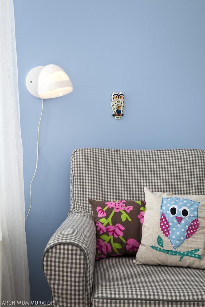 Pastelowo niebieska ściana w pokoju dziecka