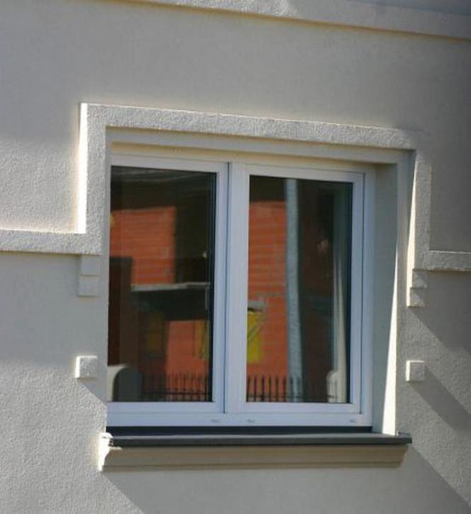 Obramienia okien na elewacji: obramienie pod gzymsem