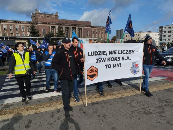 Hutnicy i koksownicy wyszli na ulice w Dąbrowie Górniczej. Apel do rządu o ratunek dla branży i tysięcy miejsc pracy