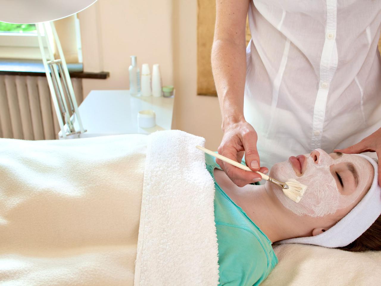 Peeling chemiczny: na czym polega i ile kosztuje? Peeling chemiczny w domu