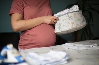 Jak prać pierwsze ubranka dla noworodka? Sprawdź to, zanim wrzucisz je do pralki