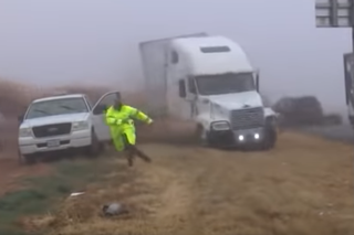 Scena jak z horroru! Rozpędzona ciężarówka wyłoniła się zza mgły masakrując wszystko dookoła - WIDEO