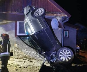 Lubelskie. Leżał w domu na sofie, gdy w ścianę wjechało auto. Kierowca był pijany 