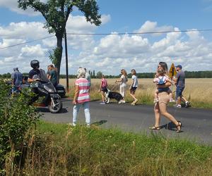 W Henrykowie koło Leszna kibice czekają na kolarzy 80. Tour de Pologne 