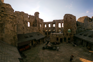 Podzamcze, ruiny zamku Ogrodzieniec, pozostałości wnętrz Kurzej Stopy