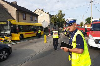 Koszmarny finał zderzenie samochodu z autobusem we Włocławku. Kobieta zginęła na miejscu!