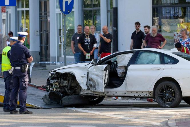 Zderzenie dwóch aut na Mokotowie; jeden z nich wjechał w ludzi