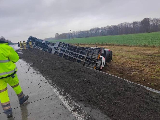 Wypadek na A4. Przewróciła się laweta z samochodami