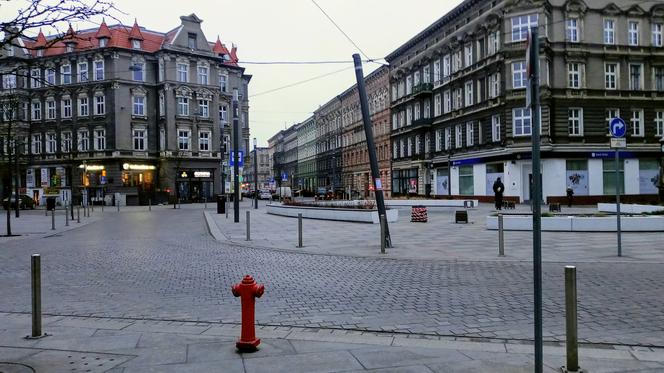 Przechylony słup na placu Zamenhofa