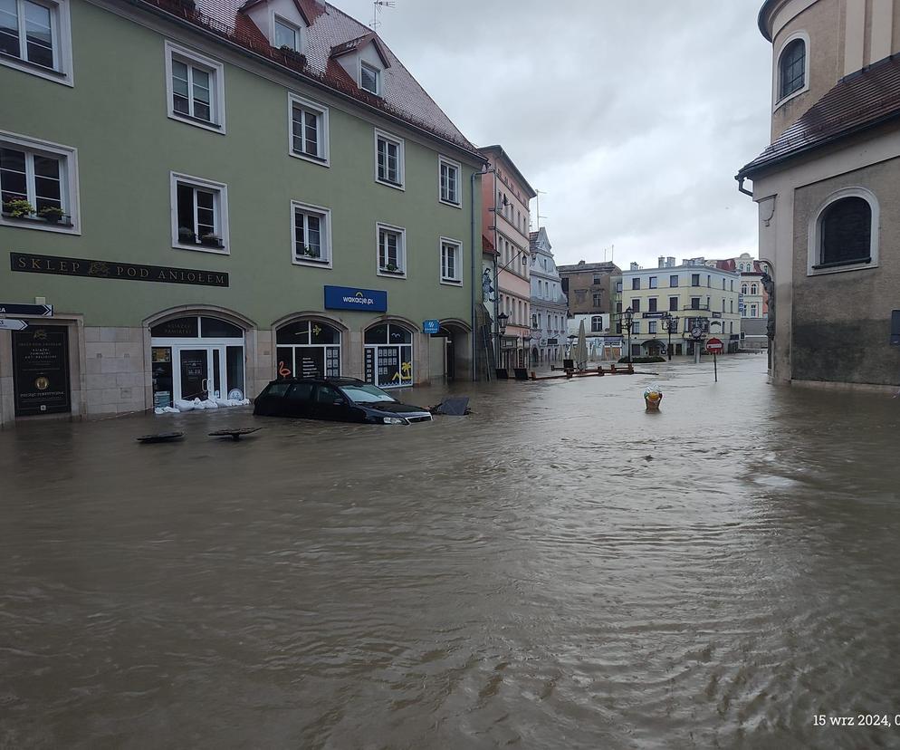 Okropnie leje, ulice i domy zalane, potrzebujemy pomocy