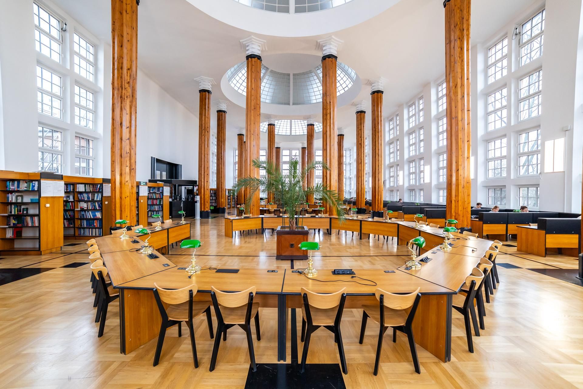 Biblioteka SGH - zdjęcia. Zobacz wspaniałe wnętrza warszawskiego gmachu