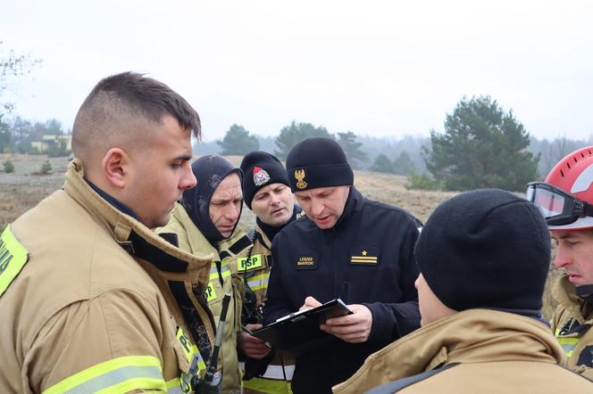 Efektowne ćwiczenia straży w Toruniu. Bus zmiażdżony przez czołg, ewakuacja spadochroniarzy i ewakuacja przysypanych osób z wykopu